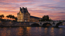 Musée du Louvre et Pont du Carrousel au coucher du soleil vus depuis la Seine à Paris
