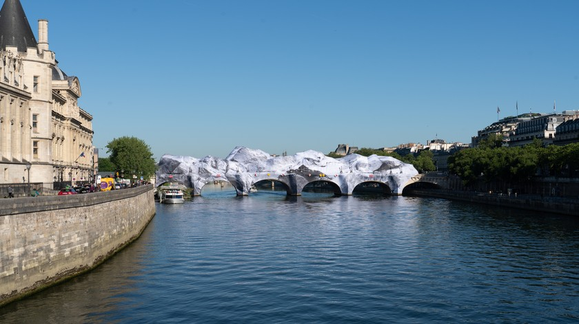 The Pont Neuf Cave seen from the Seine