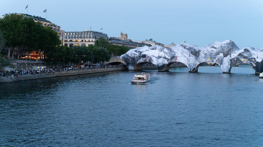 The Pont Neuf Cave on the water