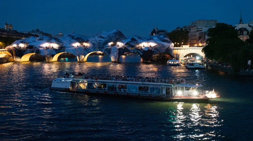 The Cave and our Square du Vert Galant pier