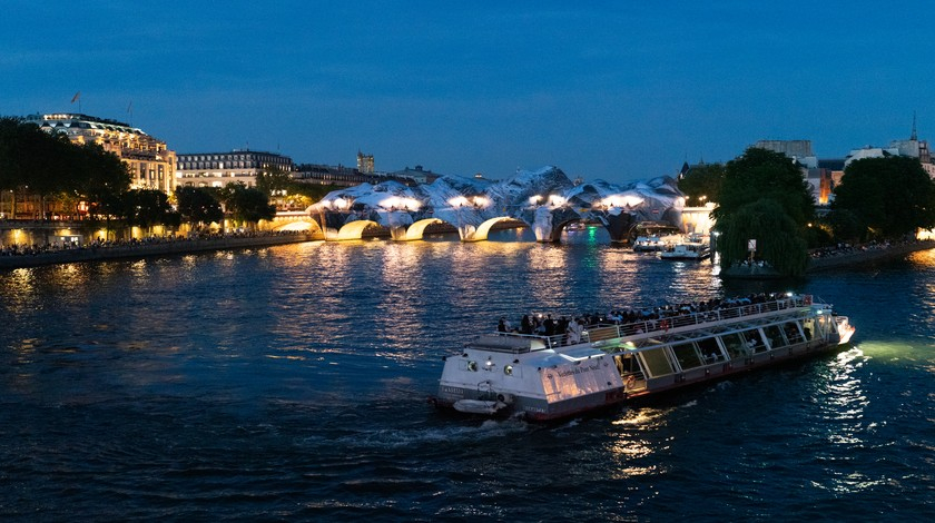 Come aboard, as close as possible to the Pont Neuf Cave