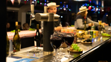 Tres copas de vino tinto listas para disfrutar, ambiente festivo a bordo.