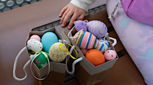Bolsas llenas de huevos de Pascua decorados, listos para disfrutar.