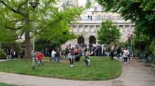 Niños participando en una búsqueda de huevos de Pascua en un parque de París.