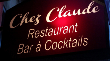 Enseigne lumineuse du restaurant Chez Claude à Paris