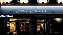 Façade du restaurant Chez Claude de nuit à Paris