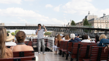 Familie mit Kindern an Bord eines touristischen Seine-Boots in Paris während einer Bootsfahrt