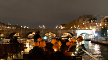 Enfants en costume de citrouille lors d'une croisière nocturne à Paris.