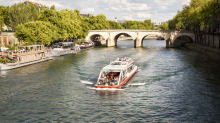 Crucero por el Sena pasando bajo un puente histórico de París