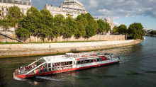 Barco turístico navegando por las orillas del Sena en París
