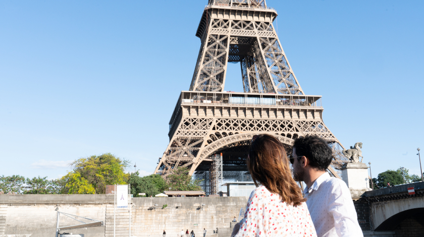 Una pareja contemplando la Torre Eiffel desde un crucero por el Sena en París