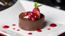 Dessert gourmet au chocolat avec framboises et groseilles.