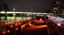 Terrasse du bateau illuminée de nuit sur la Seine, ambiance lounge
