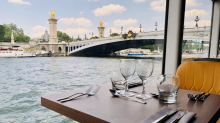 Gedeckter Tisch bei einer bistronomischen Mittagessen-Kreuzfahrt auf der Seine in Paris