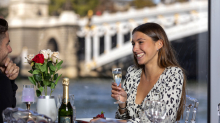 Paar genießt eine bistronomische Mittagessen-Kreuzfahrt auf der Seine in Paris