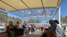 Pasajeros a bordo de un barco en el canal Saint-Martin de París