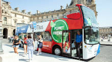 Bus touristique Tootbus devant le musée du Louvre