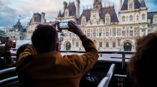 Touristes prenant des photos depuis un bus à impériale