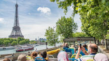 Bateau Vedettes du Pont Neuf et bus touristique devant la Tour Eiffel