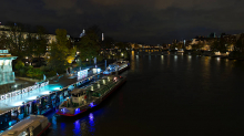 Barcos de Vedettes du Pont Neuf atracados por la noche en París