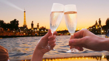 Brindis con champán frente a la Torre Eiffel al atardecer