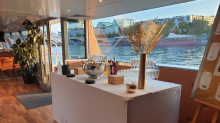 Accueil apéritif avec champagne à bord d’un bateau de croisière sur la Seine