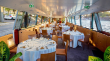 Salle de dîner raffinée à bord d’une croisière sur la Seine pour le réveillon du Nouvel An
