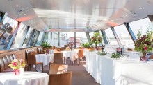 Espace de réception fleuri et lumineux à bord d’un bateau de croisière parisien