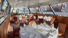 Table dressée pour un dîner de fête sur la Seine à bord d’un bateau panoramique
