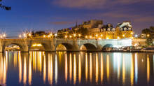 Pont Neuf y reflejos de luces sobre el Sena de noche