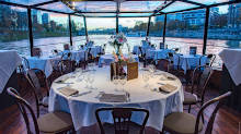 Comedor acristalado con vista al Sena al atardecer para un crucero romántico