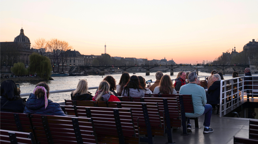 Vue nocturne sur le pont des Arts depuis un bateau en croisière sur la Seine