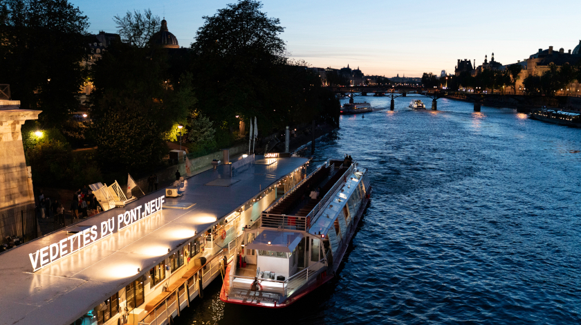 Bateau de croisière à quai sur la Seine en soirée à Paris