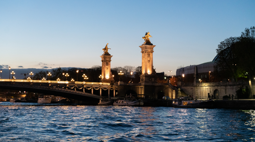 Vue panoramique nocturne sur la Seine avec les ponts illuminés de Paris