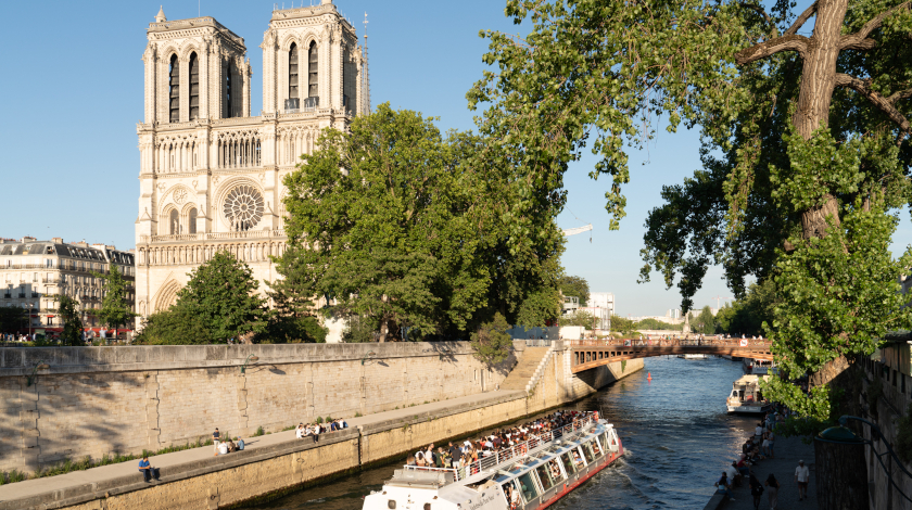 Vue sur Notre-Dame de Paris depuis un bateau de croisière sur la Seine