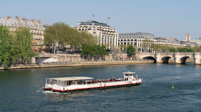 Passagers profitant d’une croisière ensoleillée sur la Seine à bord d’un bateau panoramique