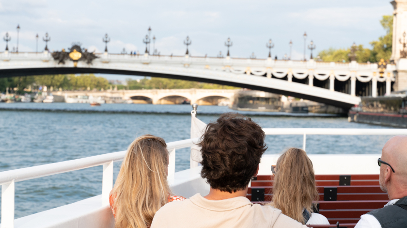 Croisière sur la Seine avec vue sur le pont Alexandre III à Paris