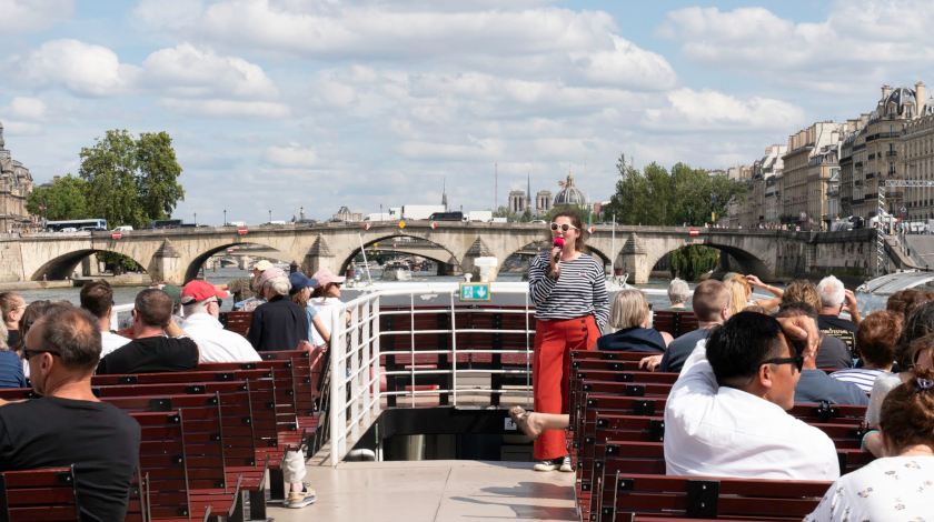 Guide commentant en direct les monuments de Paris pendant une croisière sur la Seine