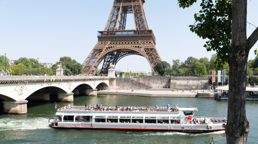 Seine cruise with stunning view of the Eiffel Tower