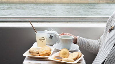 Weihnachtlicher Snack für Kinder während einer Kreuzfahrt auf der Seine in Paris